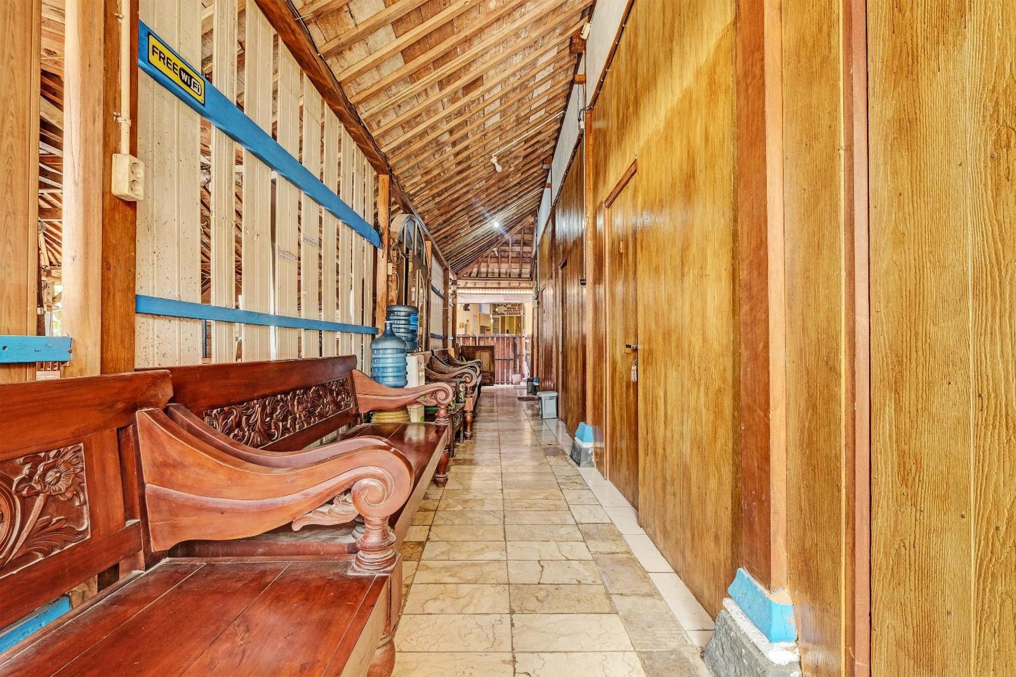 Spot On 91916 Joglo Doyong Homestay Syariah Yogyakarta Ngoại thất bức ảnh